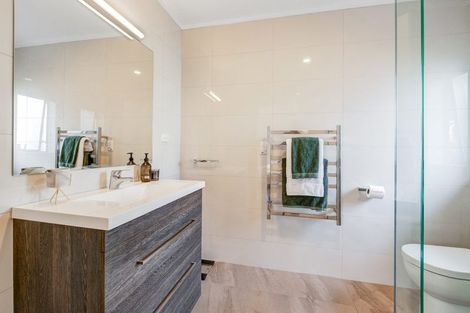 Photo of property in 9 Thornbill Rise, Unsworth Heights, Auckland, 0632