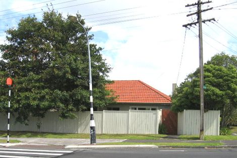 Photo of property in 1/150 East Coast Road, Forrest Hill, Auckland, 0620