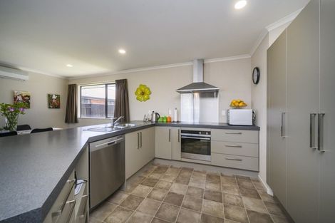 Photo of property in 76 Geneva Terrace, Kelvin Grove, Palmerston North, 4414