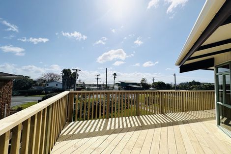 Photo of property in 1413 Whangaparaoa Road, Army Bay, Whangaparaoa, 0930