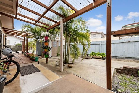 Photo of property in 74 Priestley Drive, Bucklands Beach, Auckland, 2014