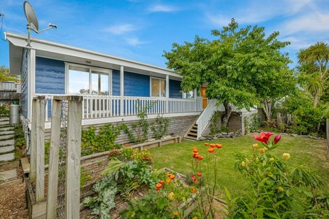 Photo of property in 32 Neil Avenue, Te Atatu Peninsula, Auckland, 0610