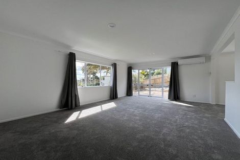 Photo of property in 8 Thornbill Rise, Unsworth Heights, Auckland, 0632