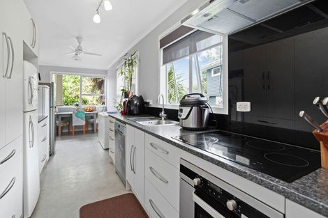 Photo of property in 121 Ennis Avenue, Pakuranga Heights, Auckland, 2010