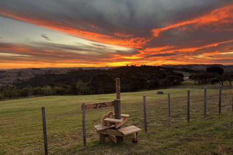 Photo of property in 225 Zanders Road, Helensville, 0882