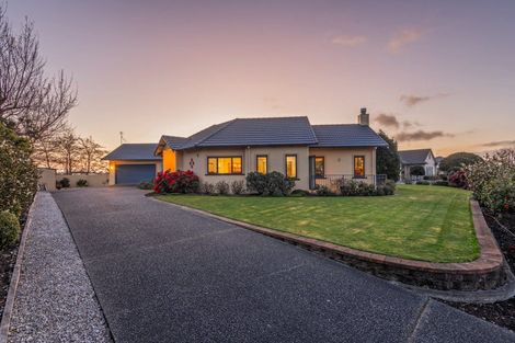 Photo of property in 33 Cashmere Drive, Fitzherbert, Palmerston North, 4410