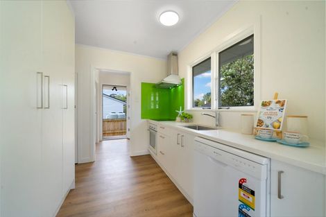 Photo of property in 6 Cajero Place, Green Bay, Auckland, 0604