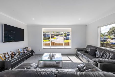 Photo of property in 15 Kath Hopper Drive, Orewa, 0931