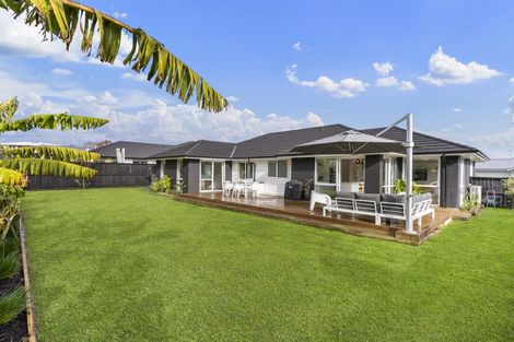 Photo of property in 37 Couldrey Crescent, Red Beach, 0932