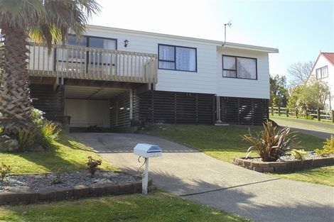 Photo of property in 28 Pahi Place, West Harbour, Auckland, 0618