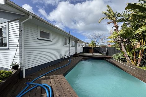 Photo of property in 2 Thomas Rea Place, Te Atatu South, Auckland, 0610