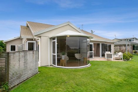Photo of property in 11 Chatswood Grove, Fitzroy, New Plymouth, 4312