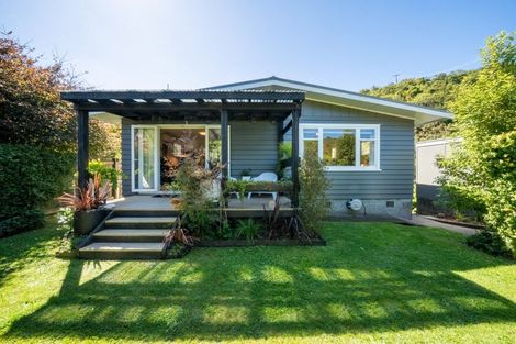 Photo of property in 273 Middleton Road, Glenside, Wellington, 6037
