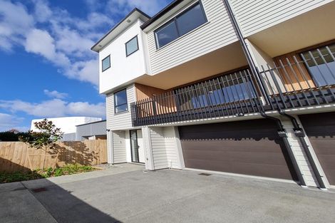 Photo of property in 8/5 Peachgrove Road, Te Atatu Peninsula, Auckland, 0610