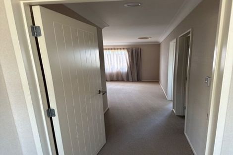 Photo of property in 5 Gibbston Crescent, Flat Bush, Auckland, 2016