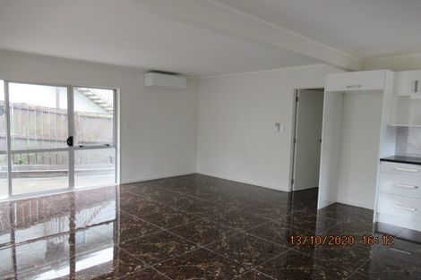 Photo of property in 15 Fernhaven Place, Massey, Auckland, 0614