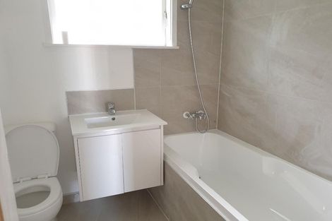 Photo of property in 2/59 Ayton Drive, Totara Vale, Auckland, 0629