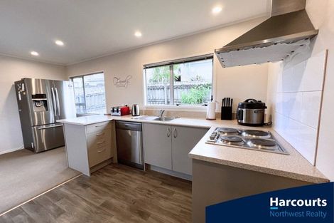 Photo of property in 25 Peterhouse Place, West Harbour, Auckland, 0618