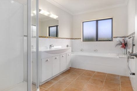 Photo of property in 38 Pohutukawa Drive, Levin, 5571
