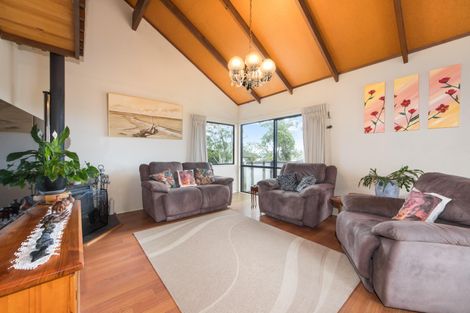 Photo of property in 16 Woodhouse Place, West Harbour, Auckland, 0618