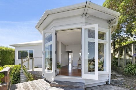 Photo of property in 114 Nevay Road, Karaka Bays, Wellington, 6022