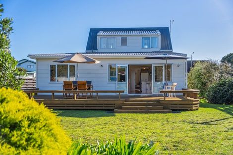 Photo of property in 114 Field Way, Waikanae Beach, Waikanae, 5036