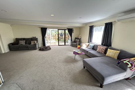 Photo of property in 1/98 Manhattan Heights, Glendene, Auckland, 0602