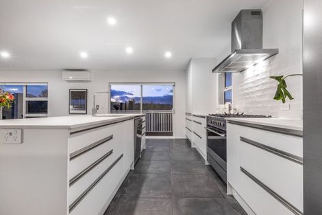 Photo of property in 11 Botany Lane, Whitby, Porirua, 5024