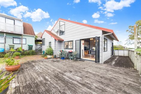 Photo of property in 16 Woodhouse Place, West Harbour, Auckland, 0618