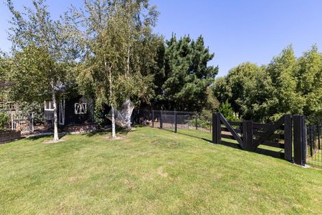 Photo of property in 33 Royal Oak Drive, Kelvin Grove, Palmerston North, 4414