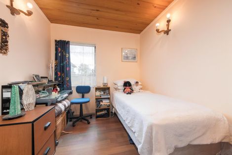 Photo of property in 16 Woodhouse Place, West Harbour, Auckland, 0618