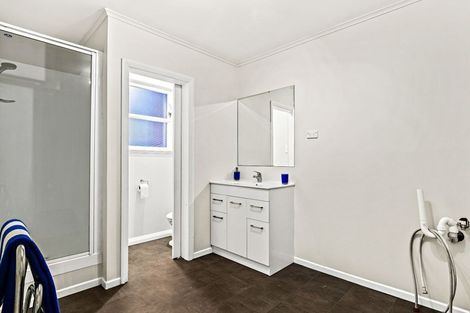 Photo of property in 31 Royal View Road, Te Atatu South, Auckland, 0610