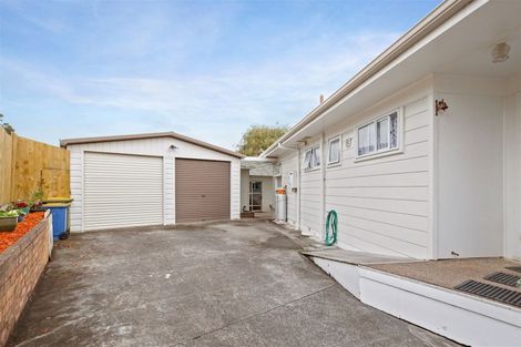 Photo of property in 1 Edgewood Way, Henderson, Auckland, 0612