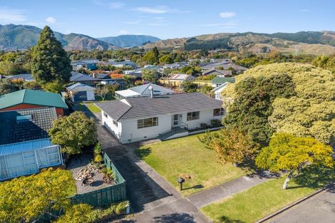 Photo of property in 12 Nimmo Avenue West, Waikanae, 5036