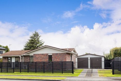 Photo of property in 42 Heta Road, Highlands Park, New Plymouth, 4312