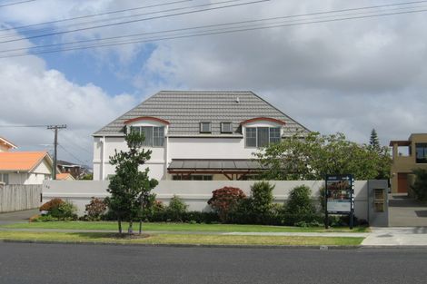 Photo of property in 2/140a East Coast Road, Forrest Hill, Auckland, 0620