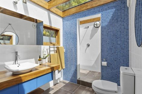 Photo of property in 22 Tai Paku Paku Road, Karaka Bays, Wellington, 6022