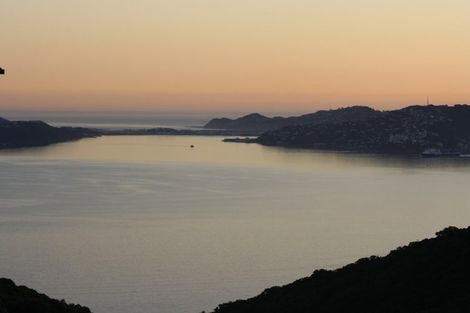 Photo of property in 6 Bennett Grove, Newlands, Wellington, 6037