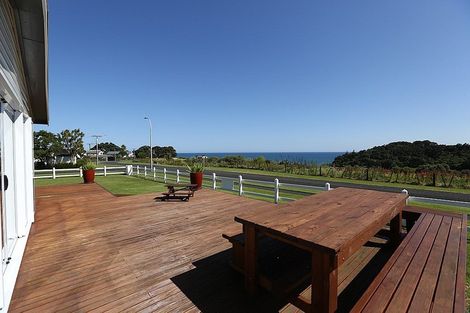 Photo of property in 20 Mace Terrace, Oakura, 4314