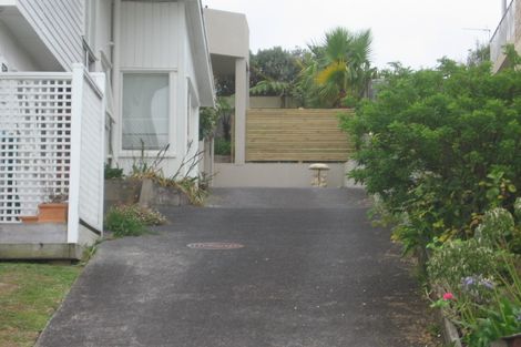 Photo of property in 2/19 Martin Crescent, Northcote, Auckland, 0627