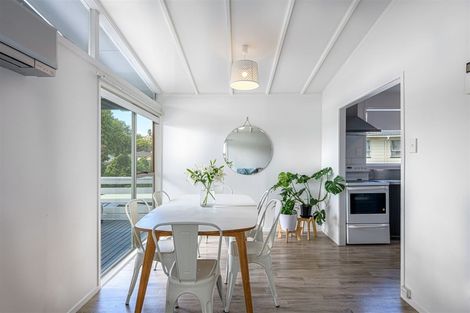 Photo of property in 100 Awaroa Road, Sunnyvale, Auckland, 0612