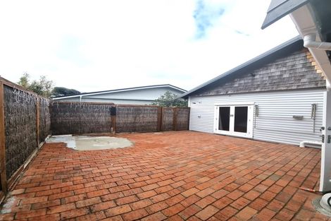 Photo of property in 122a Apu Crescent, Lyall Bay, Wellington, 6022