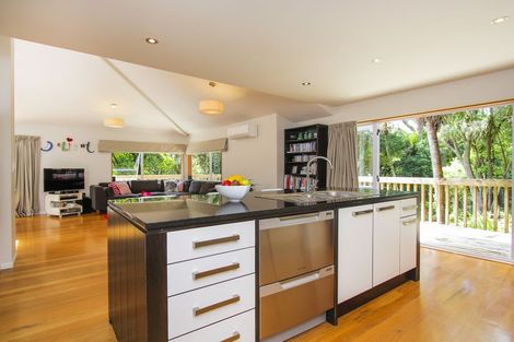 Photo of property in 74 Otitori Bay Road, Titirangi, Auckland, 0604
