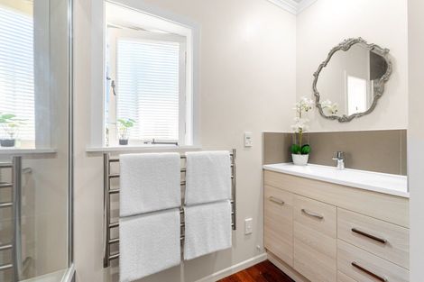 Photo of property in 33 Old Lake Road, Narrow Neck, Auckland, 0624