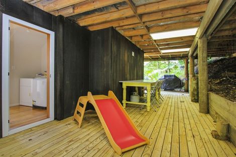 Photo of property in 74 Otitori Bay Road, Titirangi, Auckland, 0604