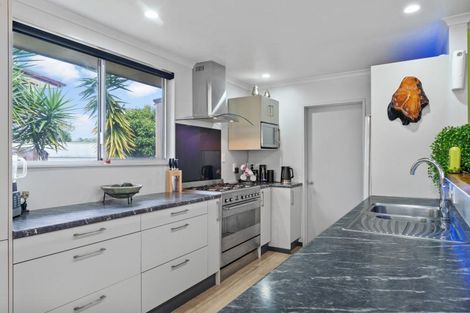 Photo of property in 12 Quo Vadis Place, Red Beach, 0932