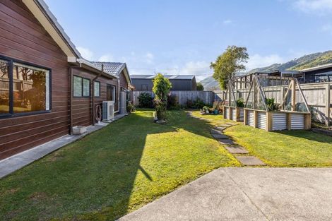 Photo of property in 19 Pehi Kupa Street, Waikanae, 5036