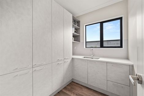 Photo of property in 2 Madden Avenue, Kumeu, 0810