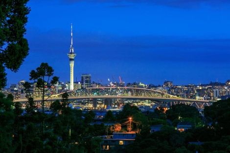 Photo of property in 2/10a Wernham Place, Northcote, Auckland, 0626