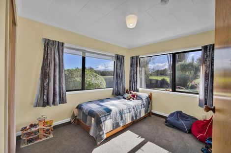 Photo of property in 44 Rawhitiroa Road, Eltham, 4322